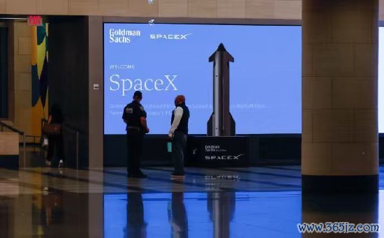 位于纽约高盛总部大厅的SpaceX象征。